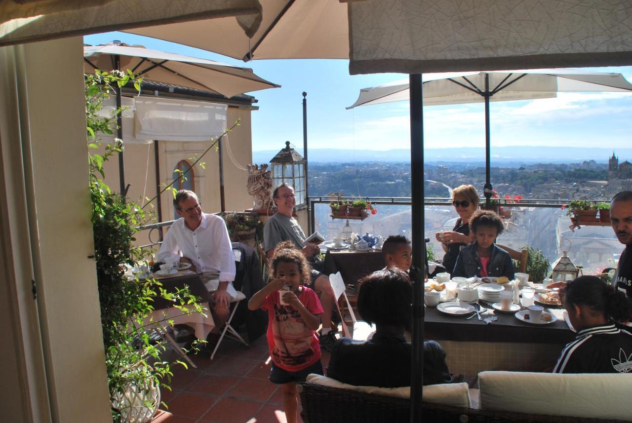 Casa Tipica Siciliana Patronale Home Bedandbreakfast Tremetrisoprailcielo Camere Con Vista, Colazione Interna In Terrazzo Panoramico Caltagirone Exterior foto